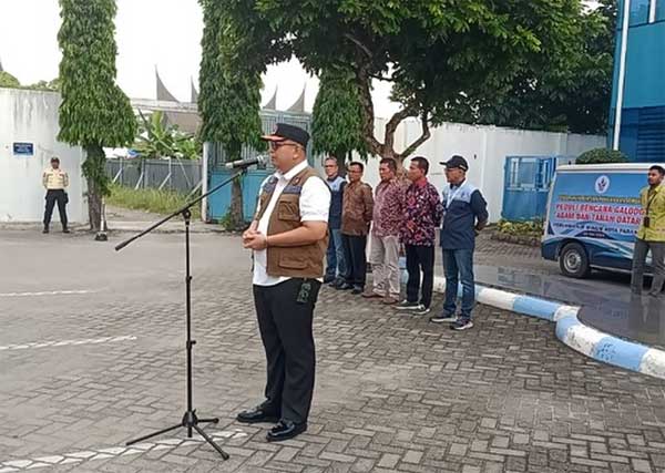 Pj Walikota Padang, Andree Algamar saat melepas bantuan untuk korban banjir bandang di Sumbar.