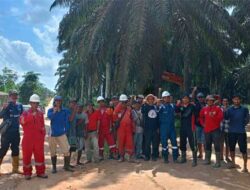 Warga Desa Nusa Serasan Antusias Bersihkan Lokasi Jaringan PLN