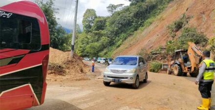 Jalur alternatif Sicincin - Malalak ramai kendaraan.