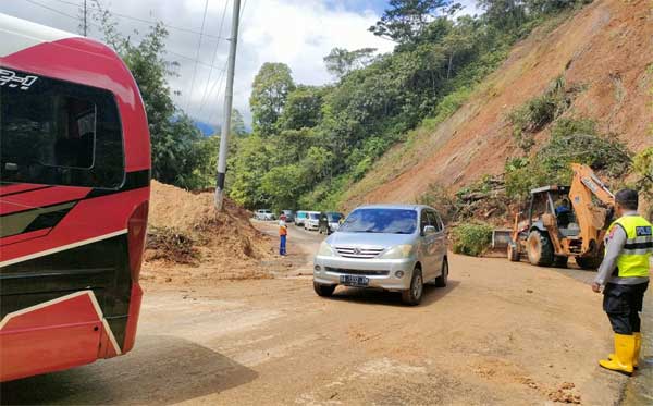 Jalur alternatif Sicincin - Malalak ramai kendaraan.