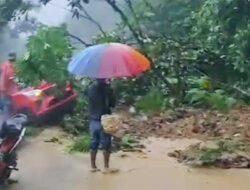 Lagi Jalan Sitinjau Lauik Longsor, Sebuah Mobil Nyaris Terseret ke Dalam Jurang