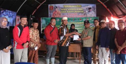 Owner Hotel Sakura Syariah Lubuk Basung Serahkan Bantuan untuk Korban Bencana