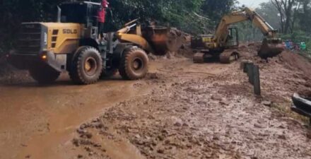 Sejumlah Alat Berat Dikerahkan untuk Pulihkan Jalan Padang – Solok Pasca Longsor