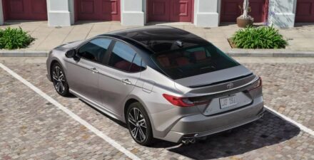 Sejumlah dealer Toyota markup harga Camry versi terbaru.