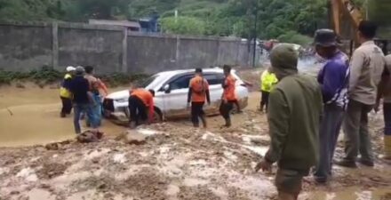 Longsor di Siulak, Mobil Pelat Merah Tertimbun