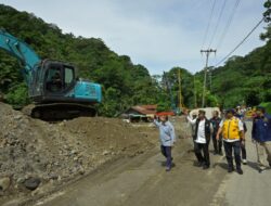 Banjir Bandang Merusak Jalan Nasional, Perekonomian Sumbar Terganggu