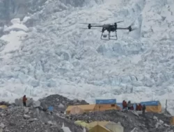 China Raih Rekor, Drone Kirim Logistik ke Ketinggian Everest