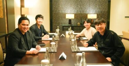 Ketum PSSI, Erick Thohir adakan pertemuan dengan pelatih Timnas Indonesia, Shin Tae-yong.