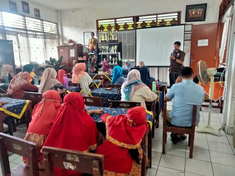 BPBD Kota Padang memberikan pengarahan dan materi terkait mitigasi bencana ke sekolah yang berada di zona merah.