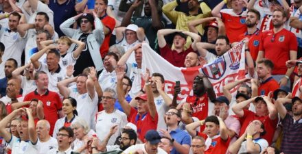 Suporter Timnas Inggris kala menyaksikan tim kesayangannya di stadion.