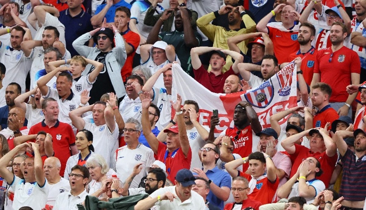 Suporter Timnas Inggris kala menyaksikan tim kesayangannya di stadion.