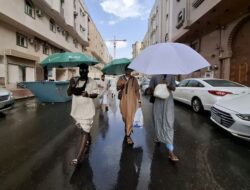 Jemaah Haji Bersyukur atas Hujan di Mina