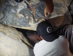 Evakuasi Wanita Terjebak di Sela Batu Pantai Padang