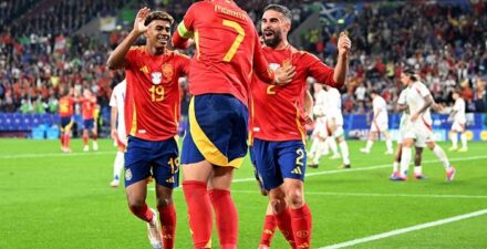 Kalahkan Italia, Spanyol Puncaki Grup B