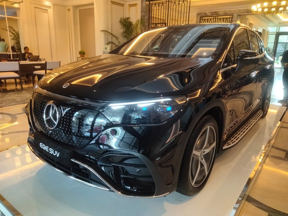 Mobil listrik Mercedes-Benz EQE SUV resmi meluncur di Indonesia, harganya Rp2,85 miliar.