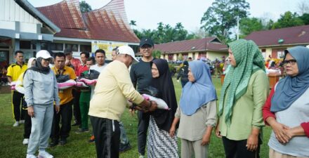 CFD di SJJ, Bupati Salurkan Bantuan Paket Sembako BAZNas Solok Selatan