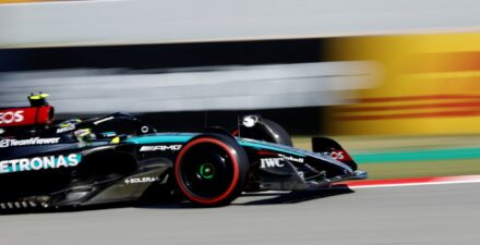 Pembalap Tim Mercedes AMG Petronas, Lewis Hamilton.