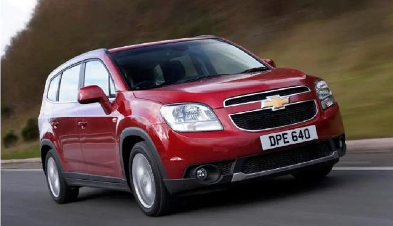 Ilustrasi: Mobil tidak bisa bergerak di rel kereta api.