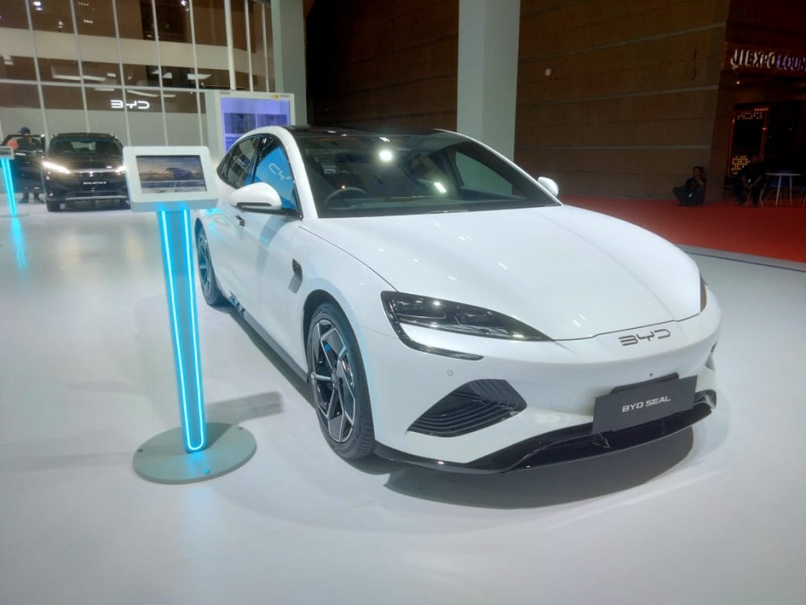BYD minta maaf terlambat kirim mobil ke konsumen.