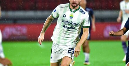 Marc Klok kala membela Persib Bandung.