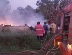 Dua Mobil Damkar Agam Atasi Kebakaran Rumah Warga