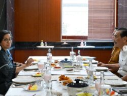 Sri Mulyani dan Luhut Binsar Pandjaitan Nikmati Makan Siang Nasi Padang