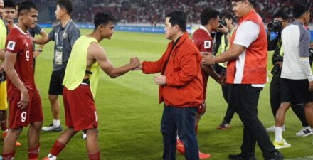 Erick Thohir dan para pemain Timnas Indonesia.