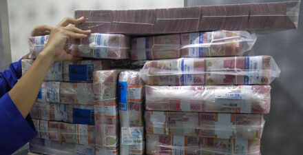 Utang luar negeri Indonesia turun.