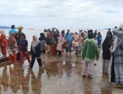 Speedboat Dolphin Terbalik Dihantam Ombak Besar di Pulau Mursala