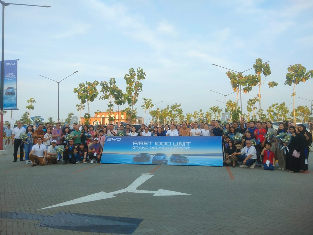 BYD menyerahterimakan secara simbolik 1.000 unit mobil kepada konsumen, PIK 2, Tangerang, 30 Juni 2024.
