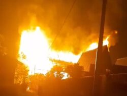 Dua Orang Selamat dari Kebakaran Dahsyat di Jalan Jeep