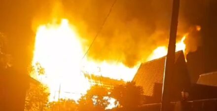 Dua Orang Selamat dari Kebakaran Dahsyat di Jalan Jeep