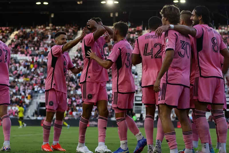 Inter Miami menang 2-1 atas Columbus Crew di MLS 2024 .