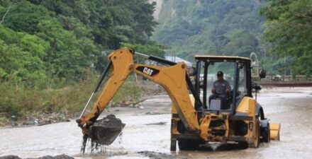 Alat berat dari Dinas Dinas Pekerjaan Umum Perumahan Rakyat (PUPR) Kota Bukittinggi melakukan pengerukan pasir di Sungai Sianok Bukittinggi (Antara/Al Fatah)