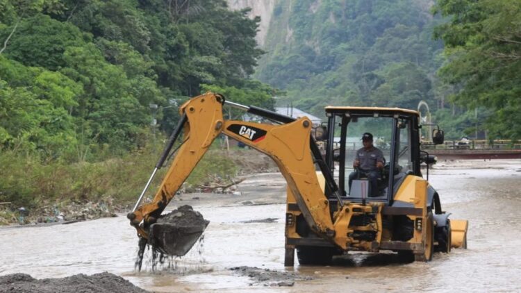 Alat berat dari Dinas Dinas Pekerjaan Umum Perumahan Rakyat (PUPR) Kota Bukittinggi melakukan pengerukan pasir di Sungai Sianok Bukittinggi (Antara/Al Fatah)