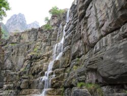 Pendaki Temukan Pipa di Air Terjun Yuntai, China