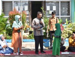 Sekdako Rida Berikan Sepatu Baru Untuk Siswa SDN 28 Payakumbuh