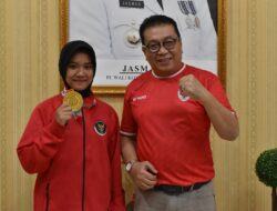 Pj Wako Jasman Jamu Syifa Atlet Karate Payakumbuh Raih Medali Emas Seakaf Thailand