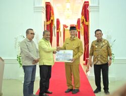 Wujud Persaudaraan, Gubernur Mahyeldi Terima Bantuan Penanganan Bencana Rp900 Juta dari Gubernur Kepri