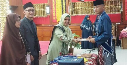 Staf Ahli Walikota Pariaman Hertati Taher Hadiri Wisuda Perdana SMP IT Attin Sumbar
