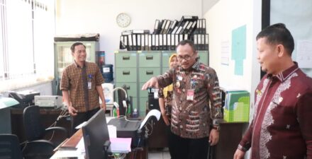 Pj Wako Suprayitno Kunjungi Disdukcapil Memastikan Kesiapan Penyelenggaraan Pilkada