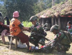 Prajurit Buaya Putih Bagikan Pakaian dan Yankes Keliling Honai