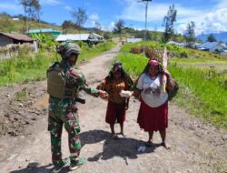 Minggu Kasih Satgas Yonif 323 Buaya Putih Bagikan Nasi Bungkus