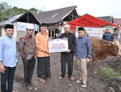 Gubernur Mahyeldi Tebar Qurban di Daerah Pascabencana dan Serukan Pentingnya Kepedulian Sosial Antar Sesama