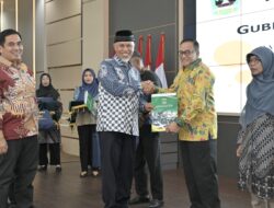 Atas Pengabdian Selama Bertugas di Pemprov Sumbar, Gubernur Mahyeldi Menyerahkan Piagam Penghargaan kepada PNS Purna Tugas
