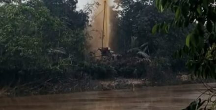 Sumur Bor Diduga Ilegal Semburkan Minyak di Muba