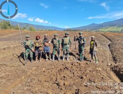 Satgas Yonif 323 Buaya Putih Bagikan Bibit Tanaman Kepada Warga