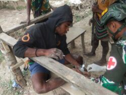 Pengobatan Tim Kesehatan Satgas Yonif 323 Buaya Putih Untuk Masyarakat 