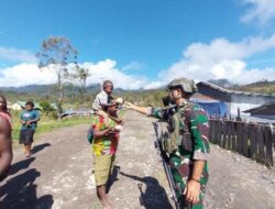 Minggu Kasih, Yonif 323 Buaya Putih Bagikan Makanan Kepada Masyarakat