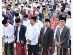 Wako Sungai Penuh Ahmadi & Wawako Antos  Sholat Idul Adha di Lapangan Merdeka